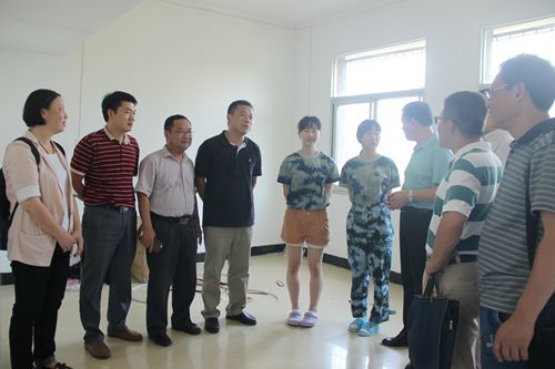 bat365官网领导老师赴新生寝室走访慰问2016级新生