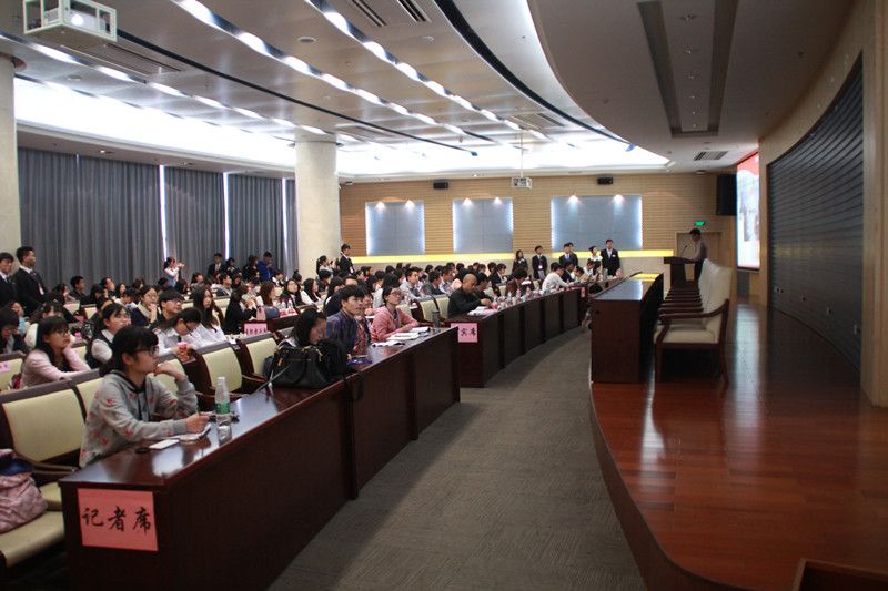 bat365官网参加校“五四”综合表彰评选述职答辩会