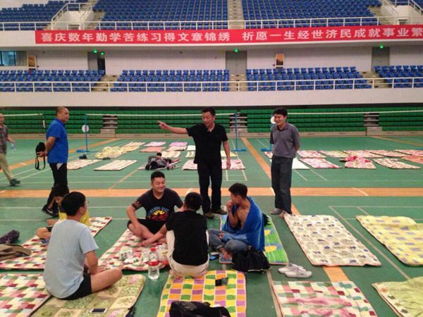 中南大后勤保障部、体育部、物业中心、bat365在线平台官网等相关单位联合安置受灾学生